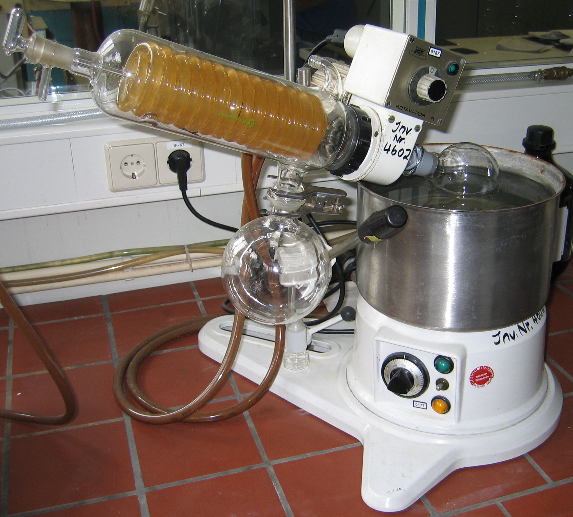 RotaryEvapourator_wikiP.jpg